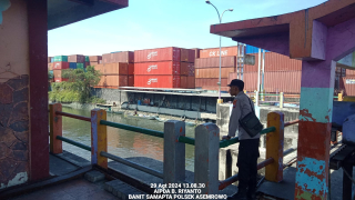 Polsek Asemrowo Lakukan Pemantauan Debit Air untuk Cegah Banjir