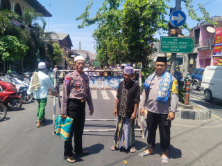 Polsek Semampir Laksanakan Pengamanan Sholat Jumat di Masjid Roudlotus
