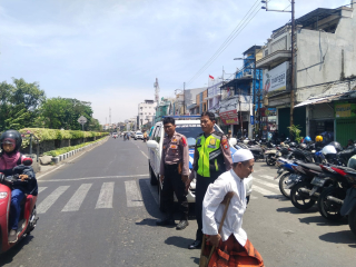 Patroli Harkamtibmas Polsek Semampir di Depan Pintu Masuk Wisata Religi Ampel