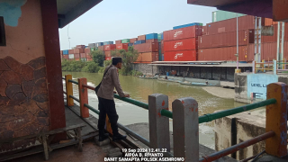 Polsek Asemrowo Laksanakan Pengecekan Debit Air Sungai di Rumah Pompa Air Balong II