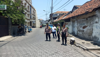Pemantauan Parkir di Jalan Nyamplungan oleh Polsek Semampir