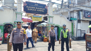 Polsek Semampir Melaksanakan Patroli Harkamtibmas di Wisata Religi Ampel, Sampaikan Pesan Keamanan Kepada Pengujung