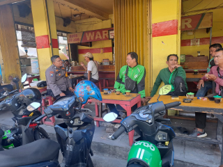 Bhabinkamtibmas Krembangan Utara Berikan Himbauan kepada Driver Gojek Terkait Ops Zebra 2024