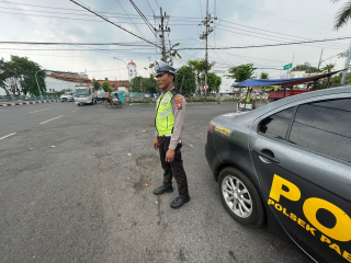 Polsek Pabean Cantikan Laksanakan Patroli Keamanan di Jalan Stasiun Kota