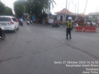 Personil Polsek Asemrowo Laksanakan Pemantauan Lalu Lintas di Persimpangan Rel KA Tambak Mayor