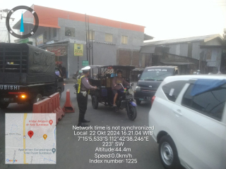 Patroli Polsek Asemrowo Pantau Pos Akhir di Rel Kereta Api Tambak Mayor untuk Antisipasi Kemacetan