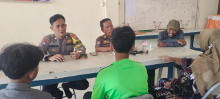 Bhabinkamtibmas Polsek Semampir Bersama 3 Pilar Himbau Anak Remaja untuk Tidak Nongkrong Dini Hari, Situasi Aman dan Terkendali