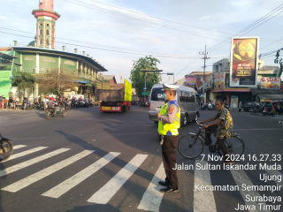 Polsek Semampir Laksanakan Pengaturan Lalu Lintas di TL Karang Tembok Antisipasi Kemacetan