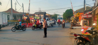 Patroli Lalu Lintas Polsek Asemrowo di Perlintasan Rel Kereta Api Antisipasi Kemacetan Sore Hari