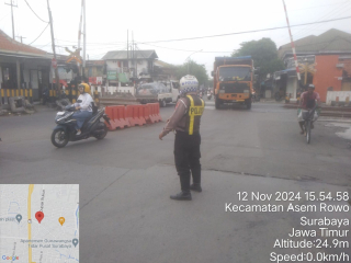 Polsek Asemrowo Laksanakan Patroli Pengamanan dan Pemantauan Arus Lalu Lintas di Perlintasan Rel Kereta Api Tambak Mayor