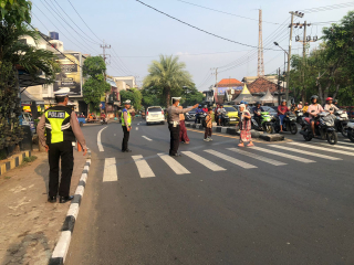 Polsek Semampir Laksanakan Giat Pos Awal di TL Karang Tembok Antisipasi Arus Lalin dan Penyebrangan Jalan