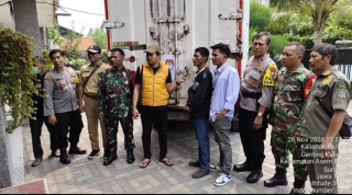 Polsek Asemrowo Terima Logistik Pemilu di Kelurahan Genting Kalianak