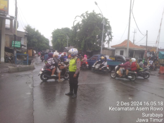 Patroli Lalu Lintas Polsek Asemrowo di Rel Kereta Api Tambak Mayor