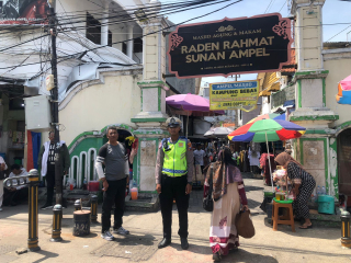 Personil Polsek Semampir Laksanakan Patroli Harkamtibmas di Wisata Religi Sunan Ampel