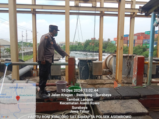 Polsek Asemrowo Pantau Debit Air Rumah Pompa Balong II