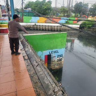 Polsek Asemrowo Laksanakan Patroli Pemantauan Pintu Air Balong II