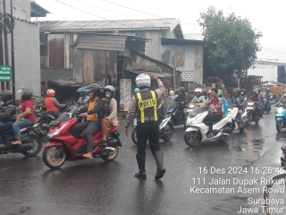 Personel Polsek Asemrowo Laksanakan Patroli dan Pengaturan Lalu Lintas di Rel Kereta Api Tambak Mayor