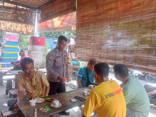 Bhabinkamtibmas Ujung Tingkatkan Sinergi dan Harkamtibmas di Jalan Sawah Pulo Wetan
