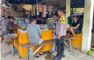 Bhabinkamtibmas Genting Kalianak Sampaikan Pesan Kamtibmas kepada Warga