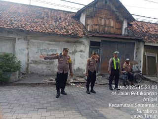 Personil Polsek Semampir Laksanakan Patroli Harkamtibmas di Jalan Petukangan