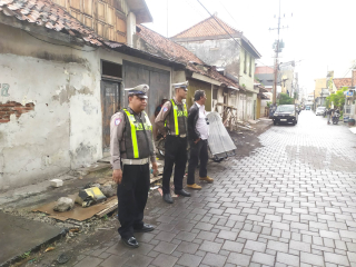 Personil Polsek Semampir Laksanakan Patroli Harkamtibmas di Jalan Petukangan