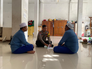 Bhabinkamtibmas Pegirian Sambangi Ponpes Roudhotus Sholihin untuk Koordinasi Kegiatan Haul