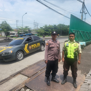 Polsek Asemrowo Laksanakan Patroli Dialogis dengan Security di Tambak Langon