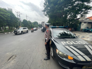 Personil Polsek Pabean Cantikan Laksanakan Pengaturan Pos Awal di Jalan Bunguran