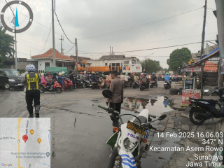 Personil Polsek Asemrowo Laksanakan Pos Akhir dan Pengaturan Arus Lalu Lintas di Rel Tambak Mayor