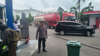 Personil Polsek Asemrowo Laksanakan Patroli di SPBU Margomulyo