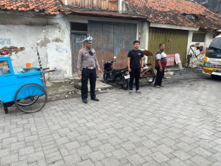 Personil Polsek Semampir Gelar Patroli Harkamtibmas di Jalan Petukangan
