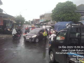 Personil Polsek Asemrowo Laksanakan Patroli di Perlintasan Kereta Api Tambak Mayor