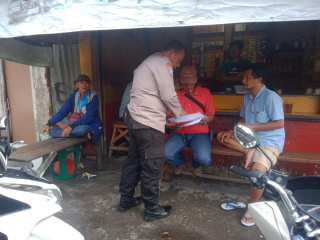 Bhabinkamtibmas Sidotopo Laksanakan Giat Sambang dan Sosialisasi Harkamtibmas di Kedai Kopi