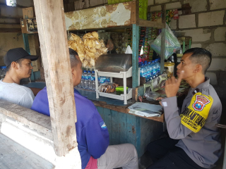 Bhabinkamtibmas Genting Kalianak Berikan Himbauan Keselamatan kepada Sopir Truk