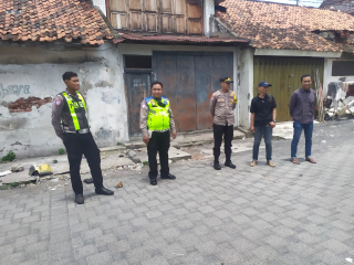Polsek Semampir Laksanakan Patroli Harkamtibmas di Jalan Petukangan, Antisipasi Parkir Liar dan Kejahatan 3C
