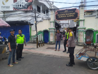 Polsek Semampir Laksanakan Patroli Harkamtibmas di Depan Pintu Masuk Wisata Religi Ampel
