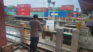 Polsek Asemrowo Laksanakan Patroli Pemantauan Pintu Air Balong II, Debit Air Terpantau Tinggi