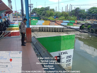 Personil Polsek Asemrowo Laksanakan Pengecekan Debit Air di Rumah Air Balong II