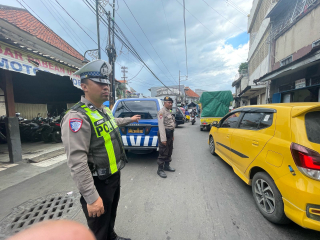Personel Polsek Semampir Laksanakan Pengaturan Lalu Lintas di Jalan Pabean Sayangan, Situasi Aman dan Lancar
