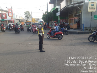 Personel Polsek Asemrowo Laksanakan Pengaturan di Simpang Rel Kereta Api Tambak Mayor, Situasi Aman dan Terkendali