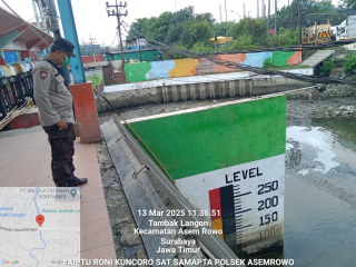 Personel Polsek Asemrowo Patroli Pemantauan Ketinggian Air di Pintu Air Balong II
