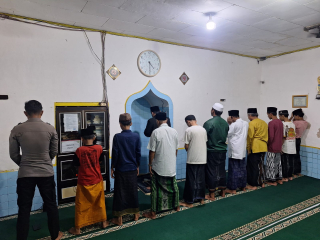 Personel Polsek Asemrowo Laksanakan Sholat Subuh di Mushola At-Taufiq dan Berikan Imbauan Kamtibmas