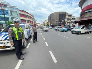 Personel Polsek Pabean Cantikan Patroli Harkamtibmas di Jalan Kembang Jepun