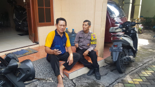 Bhabinkamtibmas Asemrowo Sambangi Ketua RW 03 dan Sampaikan Himbauan Keamanan Jelang Mudik Lebaran
