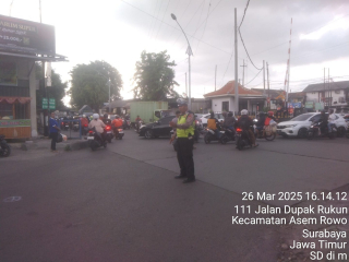 Personil Polsek Asemrowo Laksanakan Patroli Lalu Lintas di Rel Kereta Api Tambak Mayor, Antisipasi Kecelakaan dan Kemacetan