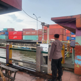 Personil Polsek Asemrowo Laksanakan Patroli Pemantauan Pintu Air Balong II