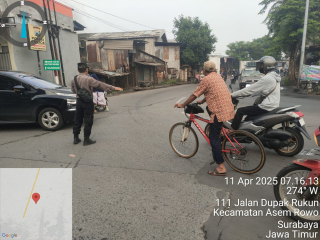 Polsek Asemrowo Laksanakan Pengaturan Arus Lalu Lintas di Rel Tambak Mayor, Antisipasi Kemacetan