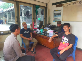 Bhabinkamtibmas Ampel Dampingi Pendataan Musafir Demi Keamanan Peziarah