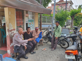 Bhabinkamtibmas Tanjung Perak Sambangi Warga Pasca Mudik, Imbau Jaga Keamanan dan Kerukunan