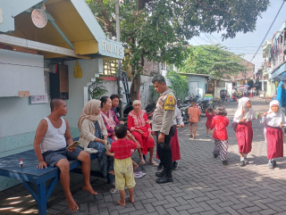 Bripka Suprapto Sambangi Warga Hangtuah, Sampaikan Pesan Kamtibmas dan Ajak Jaga Kerukunan
